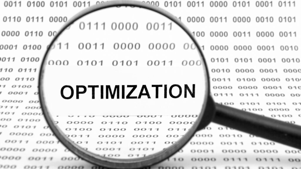 Loupe sur le mot 'Optimization' avec un fond de code binaire, soulignant l'importance de l'optimisation des balises alt pour les performances SEO.