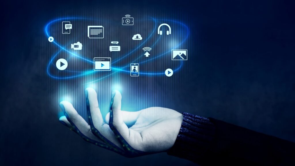 Main tenant des icônes de différents types de contenu digital, représentant la diversité de la stratégie de contenu.