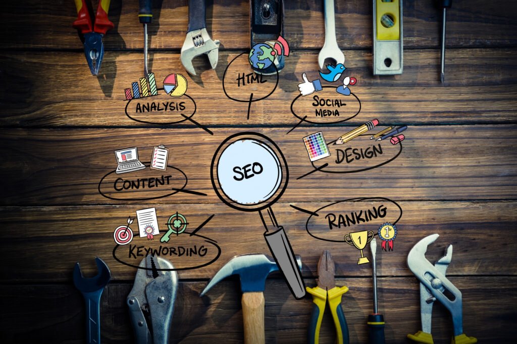 Outils sur une table en bois avec une illustration SEO pour une optimisation SEO réussie.