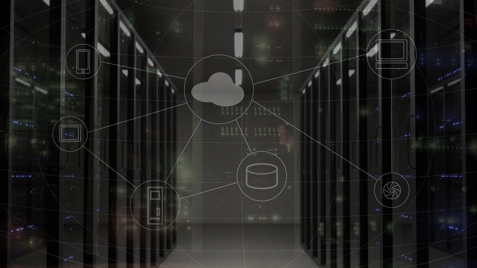 Vue d'une salle de serveurs avec des représentations d'éléments interconnectés symbolisant les services cloud dans l'hébergement web.