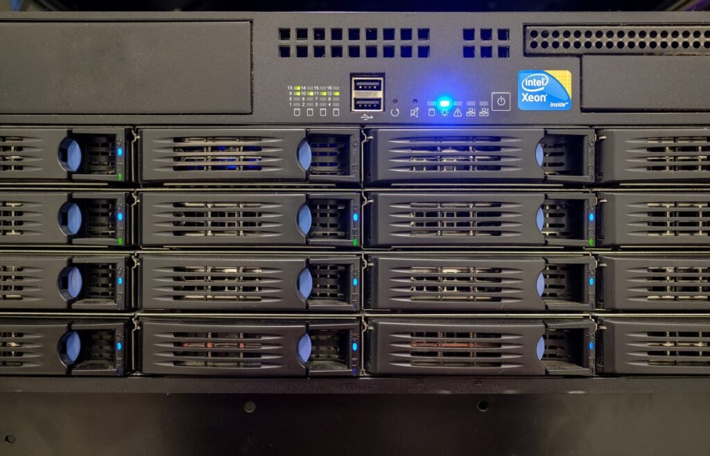 Gros plan sur un rack de serveurs avec des indicateurs lumineux et la mention "Intel Xeon", utilisé dans les infrastructures d'hébergement Web.