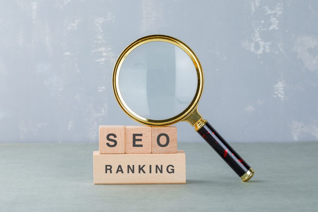 Loupe inspectant les résultats d’un audit SEO pour améliorer le classement d’un site.