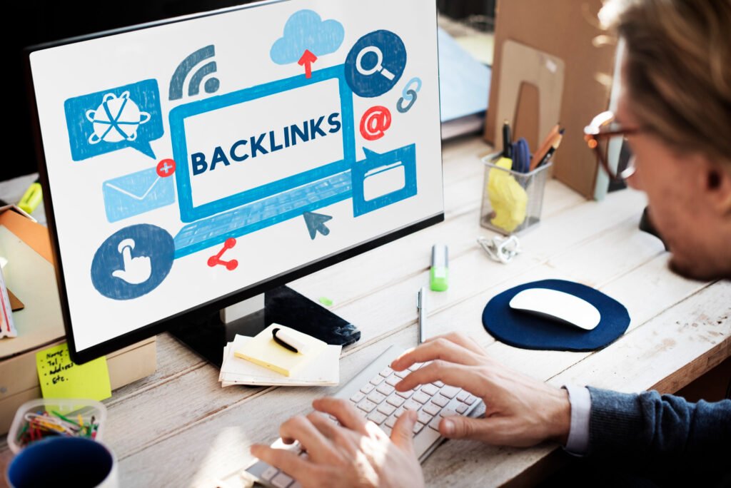 Professionnel travaillant sur une stratégie de backlinks pour améliorer les campagnes PPC.