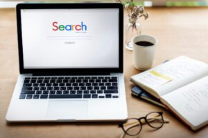 Ordinateur portable affichant une page de recherche, un outil clé pour Google Search Console.