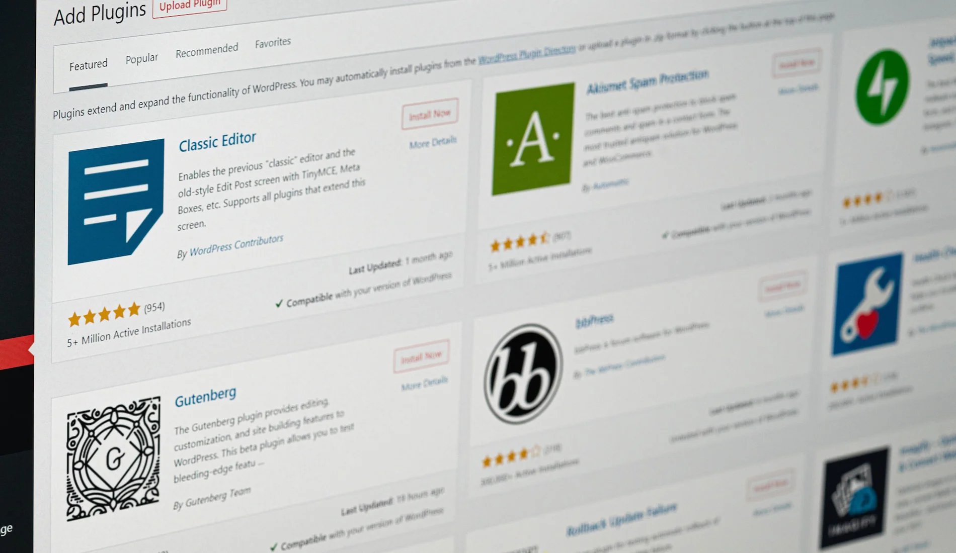 Installation de plugins sur WordPress pour améliorer le SEO pour WordPress.