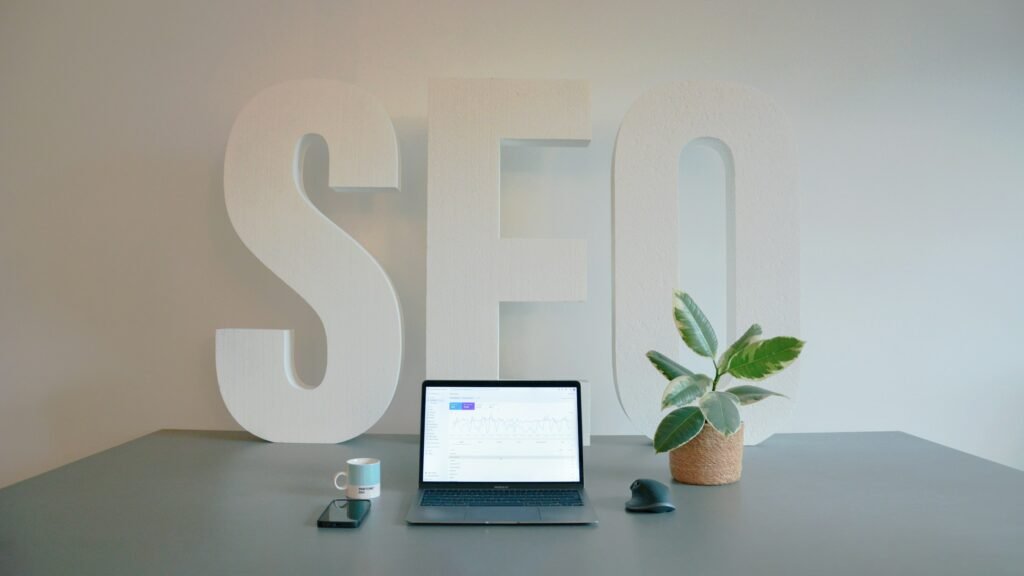 Outils essentiels pour optimiser les performances des stratégies SEO sur un site web.