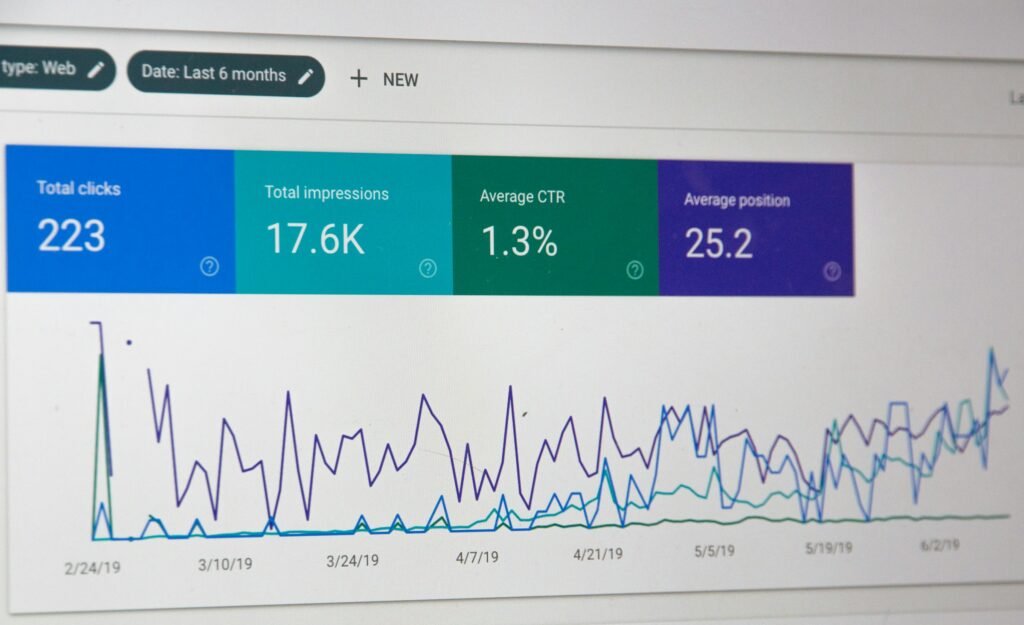 Suivi des métriques grâce à Google Analytics pour optimiser vos stratégies SEO.