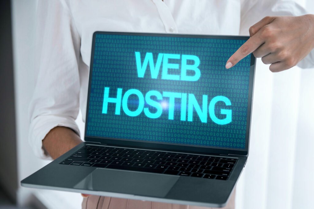 Ordinateur affichant "Web Hosting", un élément central lors d'une migration SEO efficace.