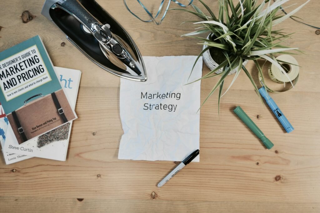 Bureau avec une feuille "Marketing Strategy", mettant en avant le Native Advertising.