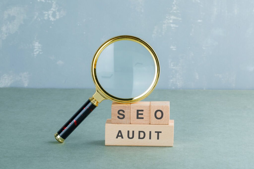 Audit SEO avec loupe pour une Recherche de Mots-Clés Concurrentielle détaillée et efficace.