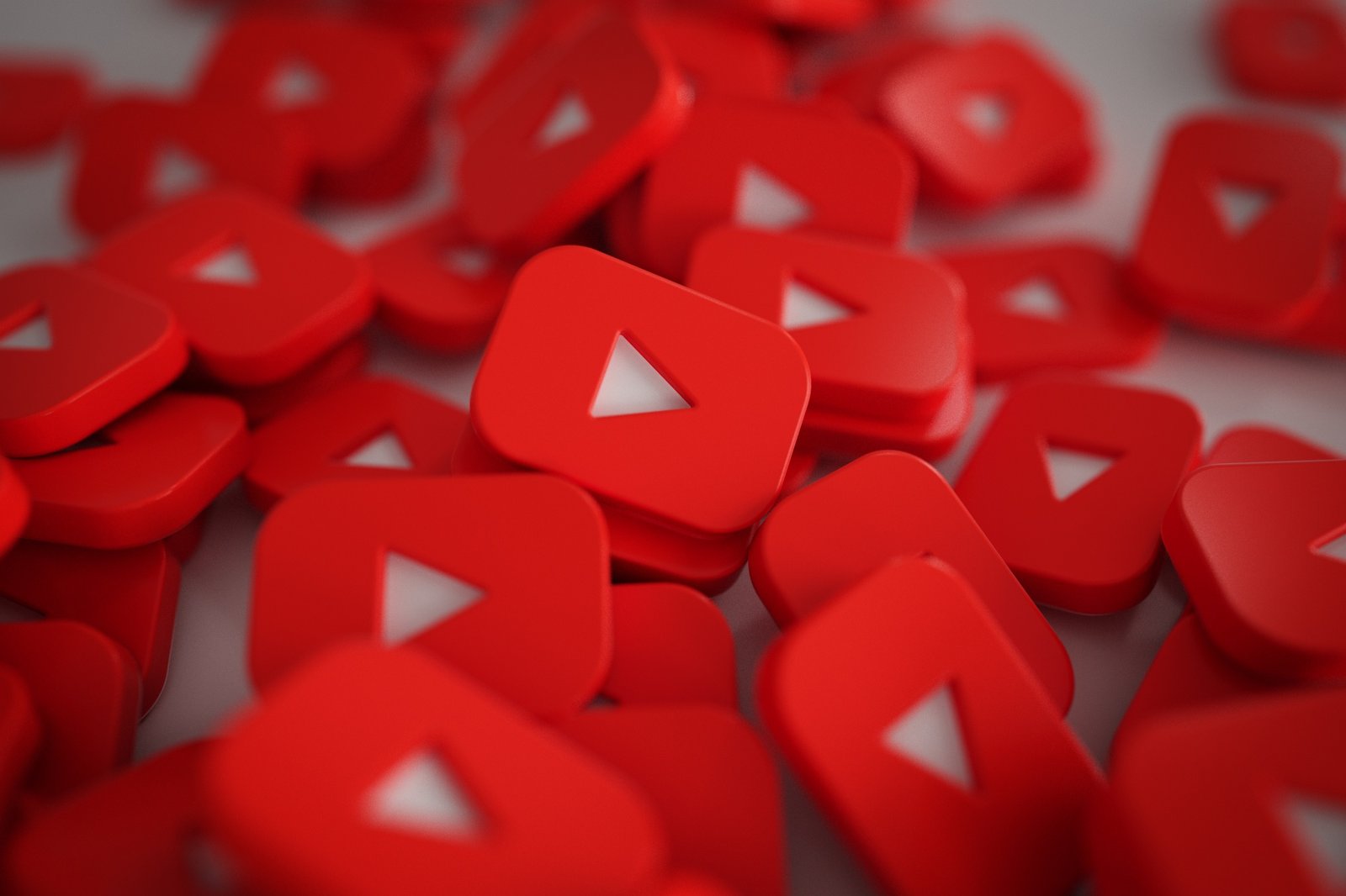 Logos YouTube rouges empilés illustrant l’importance du branding et du référencement dans le SEO des vidéos YouTube.