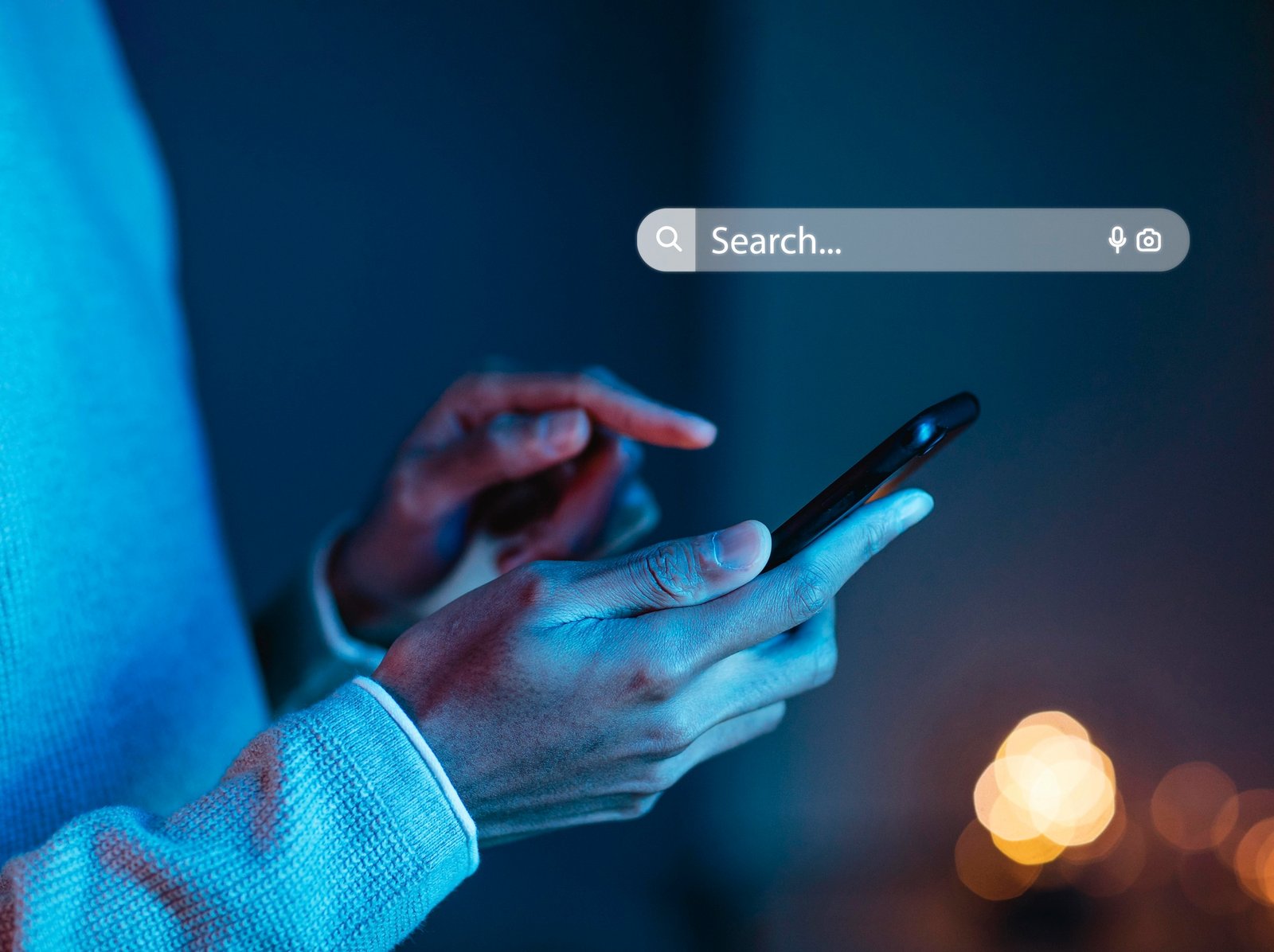 Recherches locales sur smartphone en contexte nocturne, illustrant les enjeux du SEO local mobile.