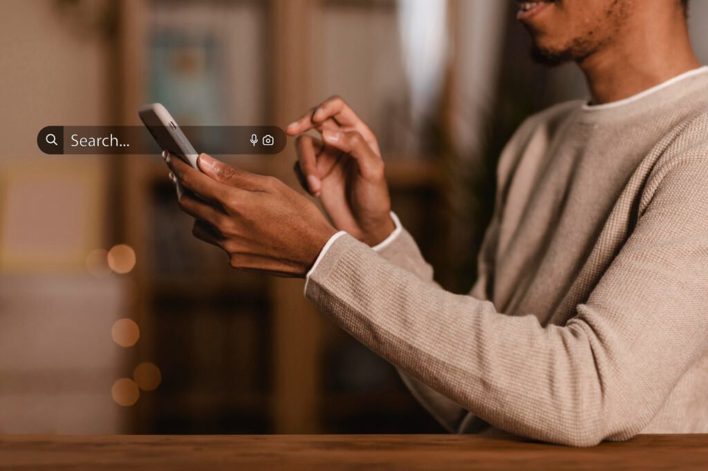 Utilisateur effectuant une recherche vocale sur son mobile, démontrant les usages liés au SEO local mobile.
