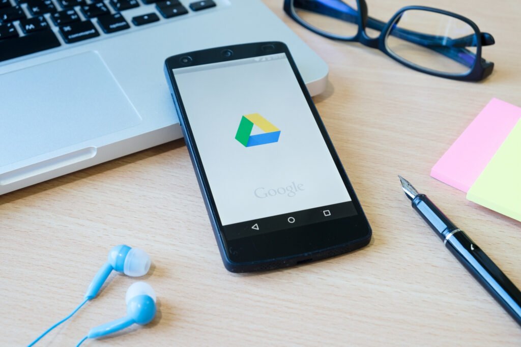 Lancement de l’application Google sur un smartphone, cœur des recherches en SEO local mobile.