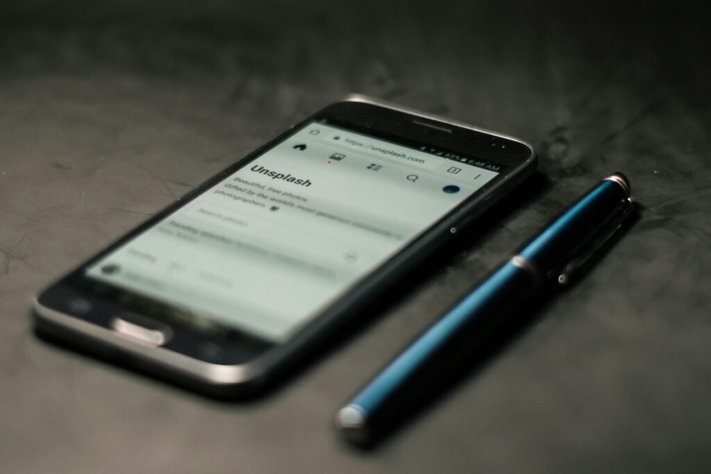 Smartphone affichant un site responsive avec menu accessible, conforme aux exigences du SEO mobile.