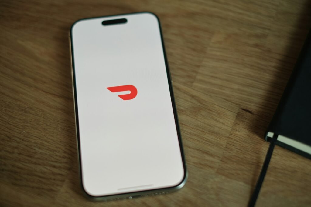 Écran de démarrage d’application mobile sur fond en bois, symbole de la première impression en SEO mobile.